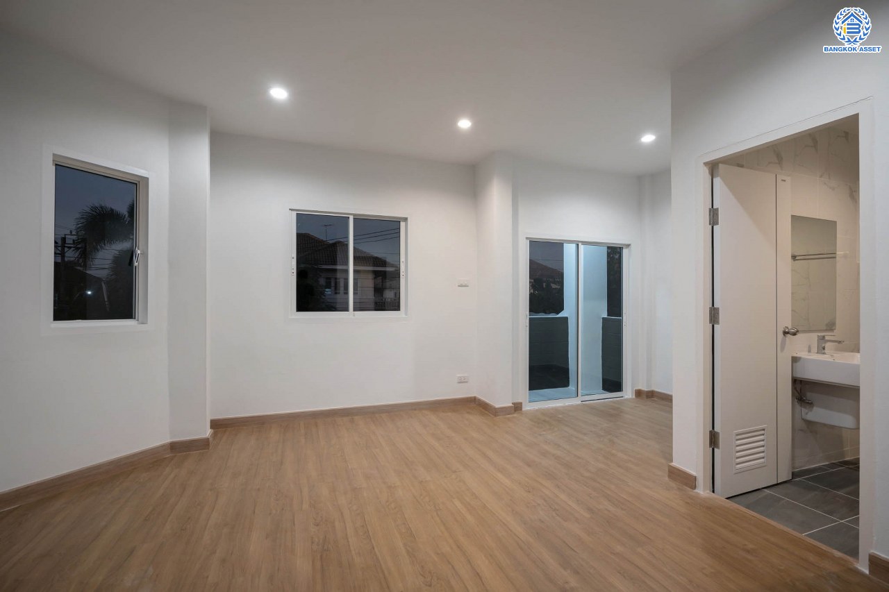 บ้านมือสองตกแต่งใหม่ โครงการ เศรณีลากูน วัดลาดปลาดุก บ้านเดี่ยวหลังมุม ตอบโจทย์ทุกการใช้ชีวิต บนเนื้อที่ 64.9 ตร.ว. พื้นที่ใช้สอยกว่า 186 ตร.ม. ฟังก์ชัน 3 ห้องนอน 3 ห้องน้ำ จอดรถได้ 2 คัน ทำเลเดินทางง่าย สะดวกสบายใกล้ถนนใหญ่ รถไฟฟ้าสายสีม่วง "สถานีคลองบางไผ่" แลจุดขึ้นทางด่วน "กาญจนาภิเษก"